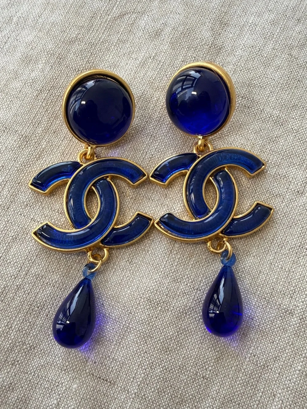 💙Vintage CHANEL Gold-Tone and Deep Blue CC Drop Earrings✨ - Picture 1 of 7
